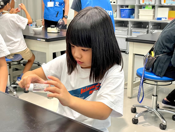鶏レバーからDNAを抽出！日本科学未来館で親子向け実験ワークショップ開催