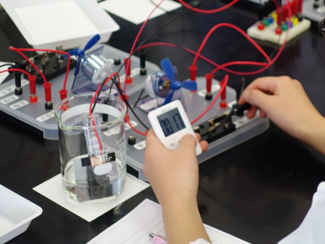 導電性プラスチックで二次電池を作ろう！ノーベル賞学者と特別実験教室