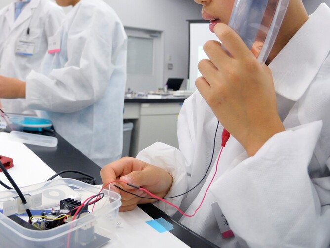 導電性プラスチックで透明スピーカー作り！ノーベル賞化学者・白川英樹博士の特別実験教室
